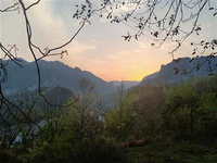 十大恩施秋游線路推薦(2) 十大恩施秋游線路推薦(2)秋日,從重慶乘動車往湖北方向,入橋梁與隧道連綿的宜萬鐵路,進入一個恍如夢境、山水溢彩的神秘天地,那就是湖北恩施,溫婉甜美的恩施迎候您的到來!