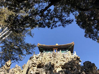 故宮西部重要通道的歷史故事(1) 最近,故宮新開放了西部重要通道--斷虹橋至隆宗門的道路。這條通道開放后,游客可經斷虹橋一直向北,直接到隆宗門。更重要的是,這條通道打通之后,人們能游覽更多的景點,了解到更多的故事。