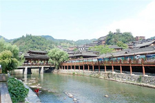 貴州黔西南旅游的吃住行 貴州黔西南 這里有造型獨(dú)特的山峰地貌 ，也有不輸歐洲的古堡風(fēng)情 ，有飛瀑成群的天溝地縫 ，還有見(jiàn)證歷史的24道拐 。沒(méi)錯(cuò)，這里就是美麗的 貴州黔西南布依族苗族自治州 。