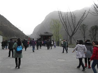 劍門關鳥道驚險體驗 “蜀道難難于上青天”這句話高度概括了古時進出天府之國的難度,時至今日,水陸空的立體交通令我們可以說走就走,進入美麗的四川。作為冷兵器時代的古蜀道-劍門關,作用雖然是退去了歷史的深處,但作為著名的景點,令八方游客慕名而來,體會它的驚險。鳥道,便是這驚險中的驚險。