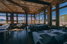 80后夫婦自駕香格里拉失蹤案的背后 成都80后夫婦涂希和宋學兵自駕香格里拉失蹤21天后終于被找到并確認罹難。香格里拉警方確認，遇難系交通事故所致，排除了搶劫可能。除了可能遭遇雙車車禍外，成都資深自駕游領隊喬秀峰說，另有三大不利因素也可能是導致該事故的原因。