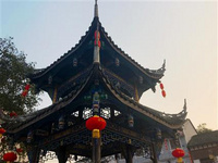 重慶安居古鎮(zhèn)旅游攻略 安居古鎮(zhèn)是是重慶歷史文化名鎮(zhèn)，它依山傍水，風(fēng)光綺麗，景色清幽奇特，既有錯(cuò)落有致的古鎮(zhèn)建筑，又有遍布古鎮(zhèn)的歷史遺跡，是一個(gè)非常值得打卡的地方。