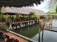 越南下龍灣有哪些著名景點和特色 想必大家都學過桂林山水這篇文章，從小學開始就知道“桂林山水甲天下”，桂林山水的確是獨一無二的，中國只有一個，可是在世界上的其他地方，有的景色和桂林山水有異曲同工之妙的，最大的不同就是它在海上，這個地方就是越南下龍灣，被稱之為“海上桂林”。