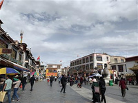 世界很大想去的地方唯有西藏 世界很大想去的地方唯有西藏，旅行也是一種修行，萬(wàn)千世界中，總歸有一個(gè)地方是要去的。想去的地方數(shù)不清，唯有西藏，去了還想再去，不肯錯(cuò)過(guò)。世界很大，但比不過(guò)去西藏路。