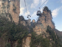 張家界自助游之吃住行玩（2） 張家界自助游之吃住行玩（2）⑴ 從張家界坐車到天子山（車費(fèi)13元），再從天子山門票站直接坐車到天子山頂，總車程在2小時(shí)左右。此方案可以節(jié)省五十多元的電梯或索道費(fèi)用，或者可以少爬 8000多個(gè)臺(tái)階節(jié)省不少體力用于游玩。建議先入住景區(qū)的“懸浮山客?！币员惴畔滦欣睿缓笤匍_始游覽。最后走森林公園門票站出園。