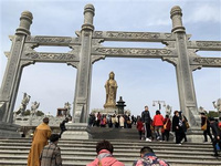 普陀山三天朝拜參考(1) 普陀山素有“海天佛國”、“南海圣境”之稱,與山西五臺山、四川峨眉山、安徽九華山并稱為中國佛教四大名山。此篇主要給予福建閩南地區往普陀山三天朝拜參考。