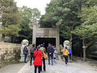 乘坐高鐵玩轉四大浙江美景站(2) 乘坐高鐵玩轉四大浙江美景站(2)在永康石鼓寮影視城里,可以漫步山間棧道。在天氣晴好的日子,沿著棧道往上爬,猶如置身于天階,頭頂上是藍天白云,腳下是綠意丘壑,置身于其間,讓人神清氣爽。碰得巧的話,還可能碰上明星在這里拍戲呢。