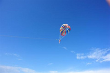 泰國芭堤雅旅游業(yè)績(jī)提高 中國增加赴泰航班 據(jù)泰國《世界日?qǐng)?bào)》報(bào)道,泰國國家旅游局芭堤雅辦事處主任安他攀20日指出,今年芭堤雅市游客量破1020萬人次,創(chuàng)造旅游人數(shù)新高,并且芭堤雅市的旅游業(yè)仍然蓬勃發(fā)展,明年該市的目標(biāo)市場(chǎng)仍然是指定和維持原有的市場(chǎng)。在中國方面,已經(jīng)有多個(gè)省市增加赴泰航班,為中國游客旅游泰國帶來更大的方便。