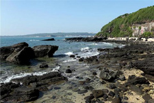 潿洲島三日自由行 有過去年國慶去九寨溝的經(jīng)驗(yàn)，這次我們也選擇假日的后半段出行，4號出發(fā)，6號返回。我們早上9點(diǎn)從廣州出發(fā)，經(jīng)過環(huán)城高速后上廣佛，走廣州到湛江的高速公路就可以了。因?yàn)檐嚵鞫?，開得比較慢，所以我們到北海的時候已經(jīng)是下午5點(diǎn)鐘了，廣州距離北海大約600多公里，一般正常車速大約6-7個小時便可以抵達(dá)。