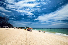 夏天到廣西潿洲島旅游都吃什么 夏天到廣西潿洲島旅游都吃什么，國內(nèi)旅游很多地方都是適合避暑的。今天就給大家推薦潿洲島，這個地方，可是被大家稱為中國的馬爾代夫哦，要是夏季在潿洲島旅游，內(nèi)心美了美了。