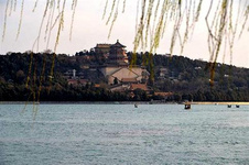 市民反映頤和園拆卸古建筑文物 昨天,常去頤和園晨練的張先生發現,正在修繕中的南湖島南側碼頭附近,兩塊欄板和一尊望柱被拆卸。相關專家表示,初步斷定該處為青石雕刻,大約為清朝晚期或民國時期的物品。頤和園回應稱,因南湖島大修,拆掉欄板和望柱為臨時行為,完工后將恢復。