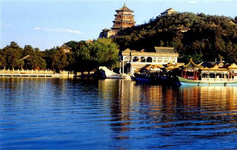 北京小眾旅游景點(diǎn)，這里人少景美適合周末出行 白河峽谷有京都三大峽谷之稱。整個(gè)峽谷跨越延慶、懷柔、密云，全長(zhǎng)有百余公里，是一處保存相對(duì)完整的自然峽谷。因風(fēng)景壯麗，又被人們稱作“百里畫(huà)廊”。