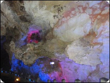 中國(guó) 廣西桂林市 銀子巖 孔雀開(kāi)屏 冬天