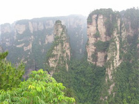 張家界自助游線及注意事項(xiàng) 張家界自助游線及注意事項(xiàng)：酷暑之下，張家界人滿為患，景區(qū)臨時(shí)停售門票以控制高峰時(shí)段客流，確保游客安全和游覽質(zhì)量。張家界這樣火，是不是很心動(dòng)？那么出發(fā)前，看看以下張家界自助游指南，讓你出行無憂。