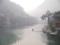 湖南炭河古城旅游穿越到西周 湖南炭河古城旅游穿越到西周，湖南炭河古城位于寧鄉(xiāng)縣黃材鎮(zhèn)，為中國首個周文化主題公園。周朝是華夏文明的源頭及鼎盛時期，創(chuàng)造過輝煌燦爛的文化奇觀。