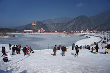 西嶺雪山滑雪場(chǎng)自助游攻略 成都西嶺雪山滑雪場(chǎng)是中國(guó)目前規(guī)模最大、設(shè)施最好的大型高山滑雪場(chǎng)、大型雪上游樂(lè)場(chǎng)。它座落于國(guó)家級(jí)風(fēng)景名勝區(qū)西嶺雪山,風(fēng)景秀麗,氣候宜人。冬季赴西嶺雪山滑雪請(qǐng)參考以下攻略: