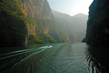 第九屆巫山國際紅葉節精彩活動一覽(2) 第九屆巫山國際紅葉節精彩活動一覽(2)今年紅葉節期間,巫山推出兩條全新線路。一是神女溪水陸環線初通,改變過去船去船回的唯一線路,使行程更加豐富。二是大昌至湖北神農架九湖旅游公路開通,沿途的彩葉景觀成為新的亮點。