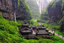 暑期清涼避暑,重慶武隆成為全國熱門目的地 端午一過,天氣就一天天熱起來。受高溫天氣影響,避暑游也已經提前來到。現目前“哪里涼快呆哪兒去”成為消費者報名時的主要訴求。而重慶武隆憑借熱門影視娛樂的帶動和網絡造勢,再加上世界自然遺產的地貌特色、當地涼爽的氣候、精彩的山水實景演出等觀賞性和體驗度甚高的旅游元素,并有重慶美食和人氣加持,成為國內最受歡迎的避暑游目的地之一。