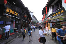 “小重慶”磁器口古鎮（上） “小重慶”磁器口古鎮（上）位于沙坪壩區的磁器口古鎮，蘊含著豐富的巴渝文化、宗教文化、沙磁文化、紅巖文化和民間文化，是重慶古城的縮影和象征，因此被美譽為“小重慶”。