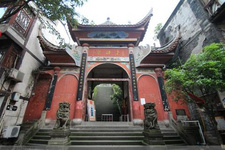 重慶磁器口古鎮導游詞 親愛的游客朋友們大家好，我是你們今天的導游，一起陪你們游覽今天的磁器口古鎮，希望我們在一起的時光能夠友好而愉快。因為磁器口很近，所以我們很快就能到達古鎮,在接下來的時間里，我將帶領大家前往素有“千年古鎮”和“小重慶”之稱的磁器口參觀游覽。