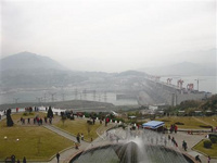 夢寐以求的三峽大壩之旅(2) 夢寐以求的三峽大壩之旅(2)出了船閘參觀區,沿著江堤綠化帶,可以步行來到185觀景平臺,它位于三峽大壩的左岸,因與大壩同等高度而得名。站在平臺俯視,就如同站在大壩上一樣,平靜的長江水在大壩前匯聚,如同一面鏡子一樣,映襯出大壩的宏偉壯闊。