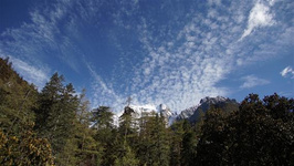 稻城亞丁旅游必去景點 稻城亞丁有著藍藍天、清澈的水和碧綠的草，它美的就像一幅油畫。在世人眼中它就是“最后的香格里拉”、“藍色星球上的最后一片凈土”和“傳說中的人間圣地”。五一即將來臨，很多人會選擇去在此期間去稻城亞丁旅游，先來看一下不能錯過的稻城亞丁必去景點吧!