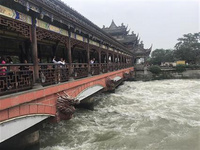 都江堰大熊貓基地,近距離接觸大熊貓 都江堰大熊貓基地是大熊貓保護網的第三部分,也是最后一部分。這里是世界上唯一一個可以近距離接觸一群可愛熊貓的地方。都江堰覆蓋了中國西部的熊貓棲息地,所以在這里保護、飼養、援助、研究工作都比較容易展開。