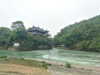夏季出游都江堰 感受非凡清涼 夏季出游都江堰 感受非凡清涼:繼“踏青之旅”后,都江堰在今夏推出更豐富的“消夏之旅都江堰美麗鄉村假日游”,邀游客來都江堰暢爽一夏。