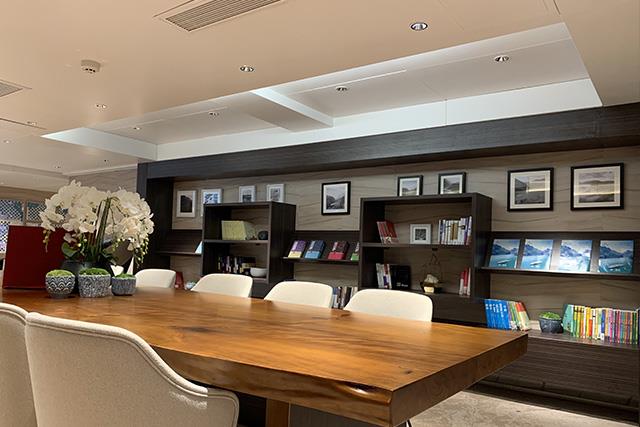 世紀凱歌號遊輪閱覽室