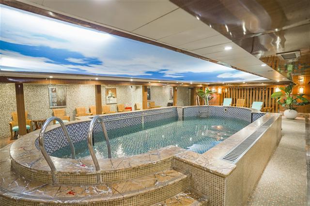 President 8 Cruise-Swimming Pool