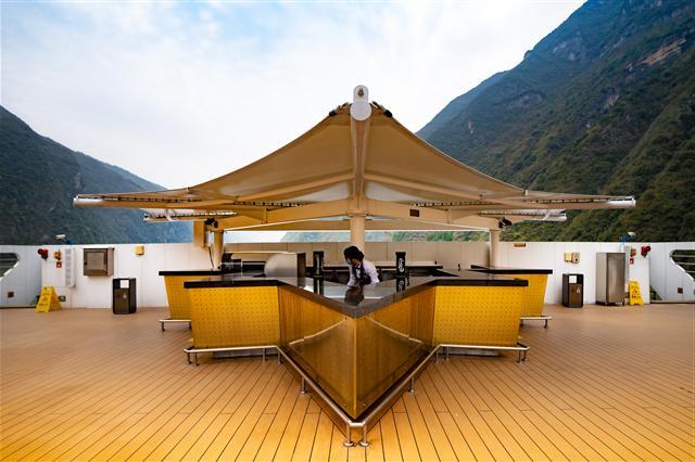 世紀傳奇號遊輪頂層甲板