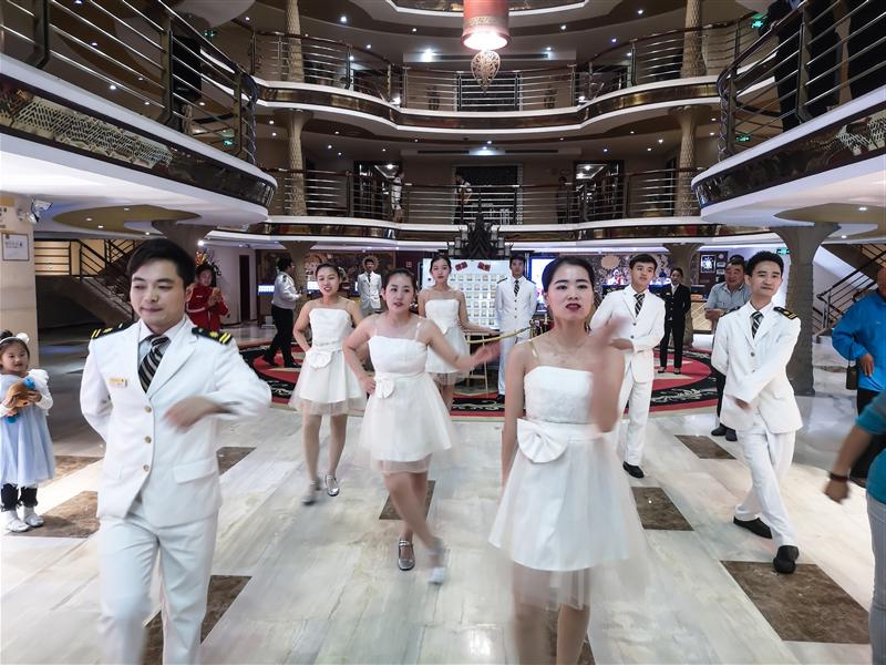 Golden 5 takes photos of cruise ships