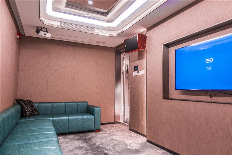 Chongqing Chaotianmen Star Cruise Athena KTV, China