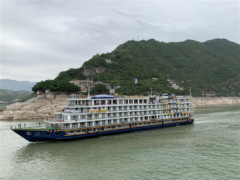 China Chongqing Fengjie Qutangxia Kuimen Meiwei Cruise departs from Qutangxia Kuimen