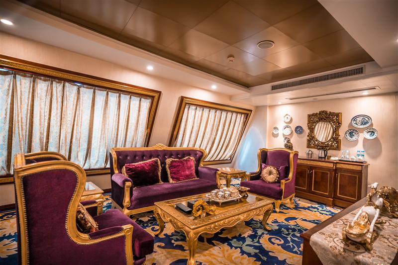 The living room of the Presidential Suite of Golden No. 3 on the Three Gorges Cruise Ship