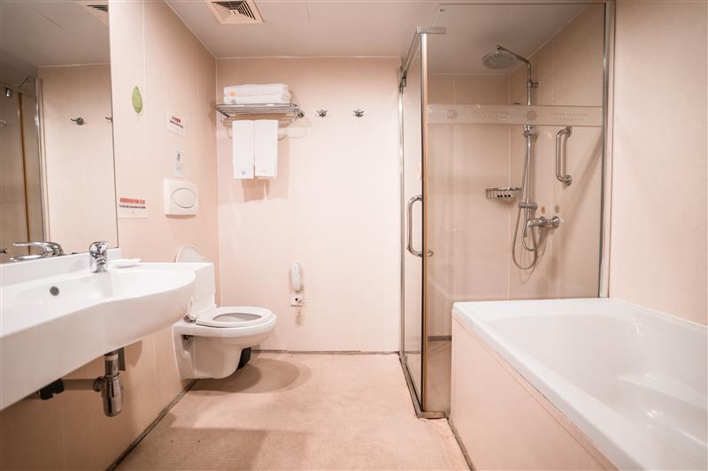 Three Gorges Cruise Yangtze River Gold Series Gold No. 8 Executive King Room Bathroom