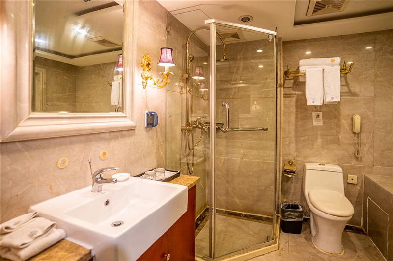 Presidential Suite Master Bedroom Bathroom