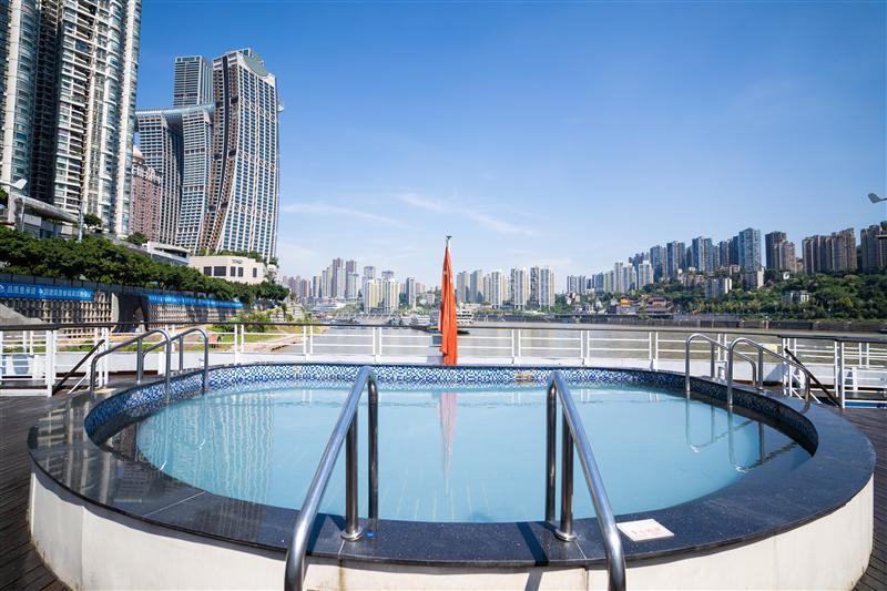 长江记忆游轮户外冲浪游泳池图片