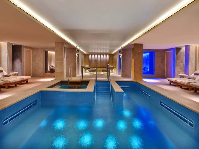 室内恒温游泳池