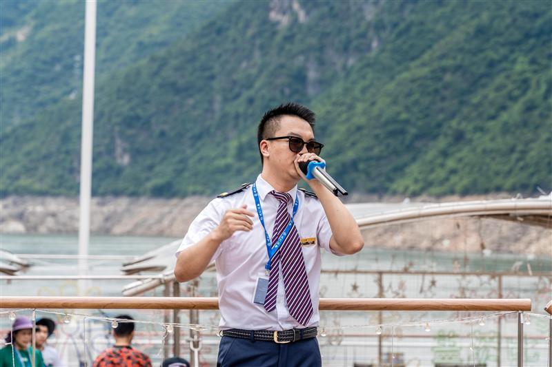 世紀凱歌遊輪經理講解