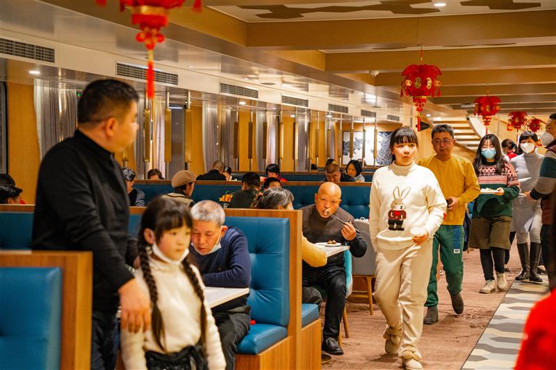 長江叁號春節航次自助餐廳