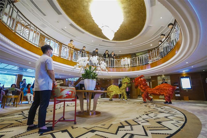 长江探索大堂舞狮