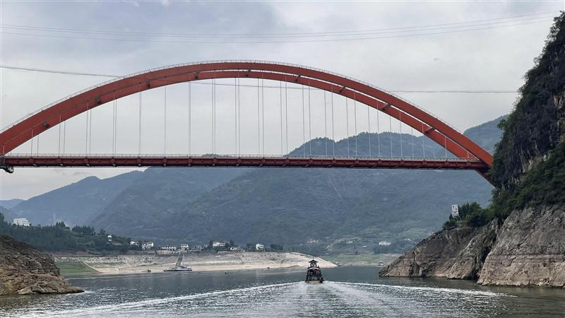 Small Three Gorges upstream boat shore households
