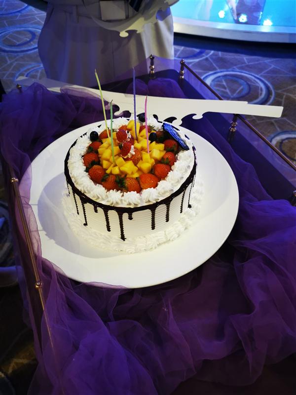 三峡游轮长江印象船长酒会乘客生日