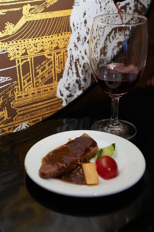 长江壹号FVIP餐厅牛排红酒