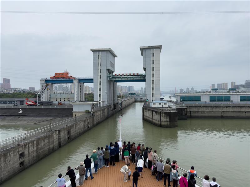 长江壹号葛洲坝船闸