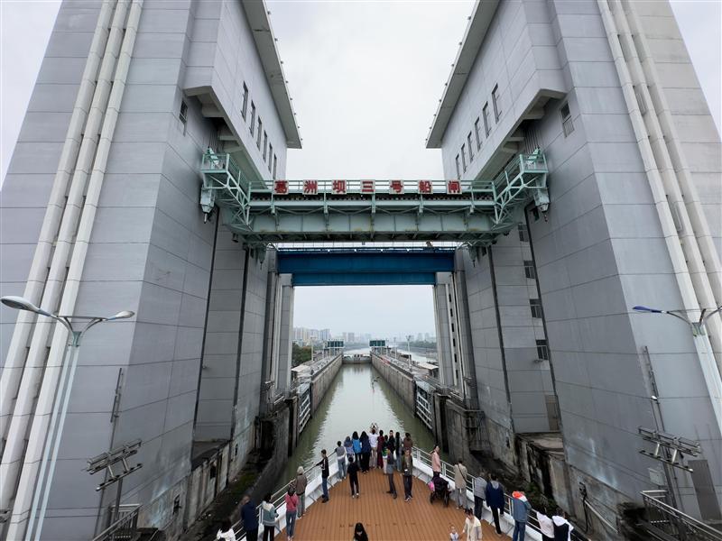 长江壹号葛洲坝船闸