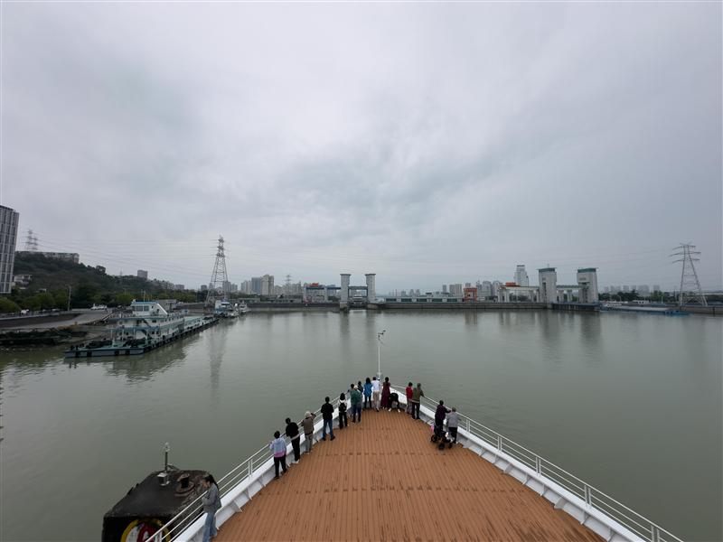 长江壹号葛洲坝船闸