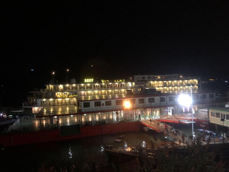 Three Gorges cruise ship Meiweikailin