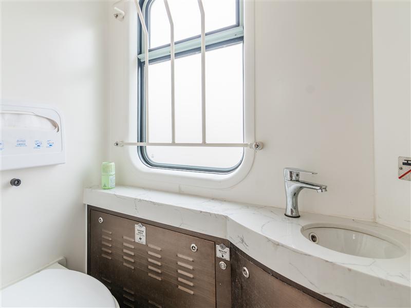 豪华四人间卫浴